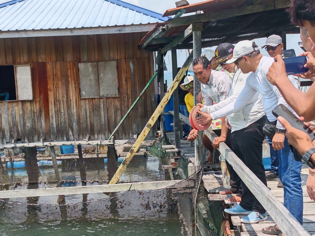 Ministry of Economy delegation touring the marine lobster hatchery farm